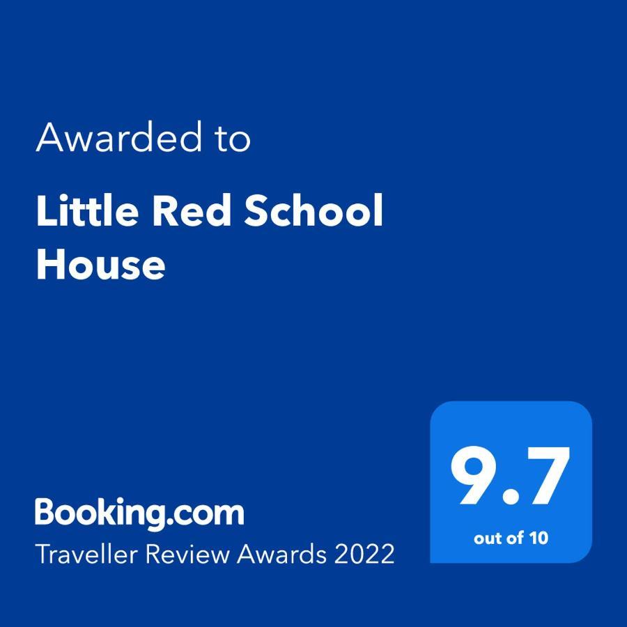 オマルー Little Red School House Bed & Breakfast エクステリア 写真