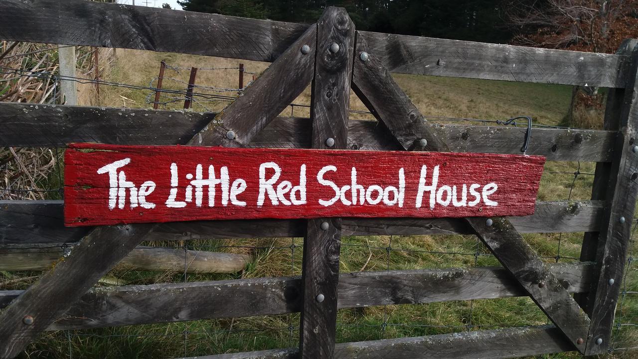 オマルー Little Red School House Bed & Breakfast エクステリア 写真